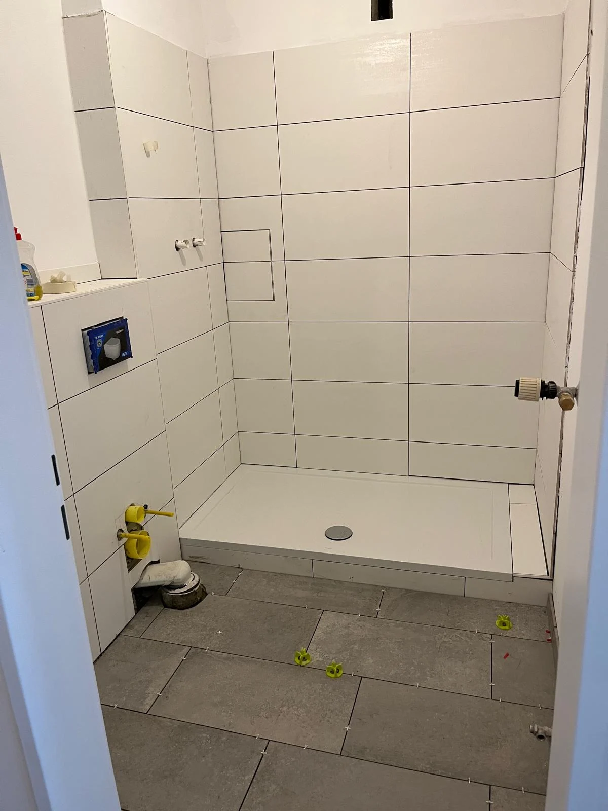 Badezimmer mit Dusche während der Renovierung