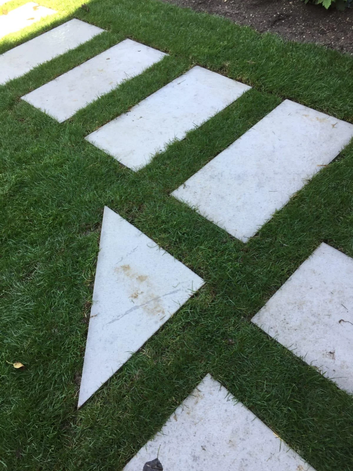Trittplattenweg durch eine Rasenfläche