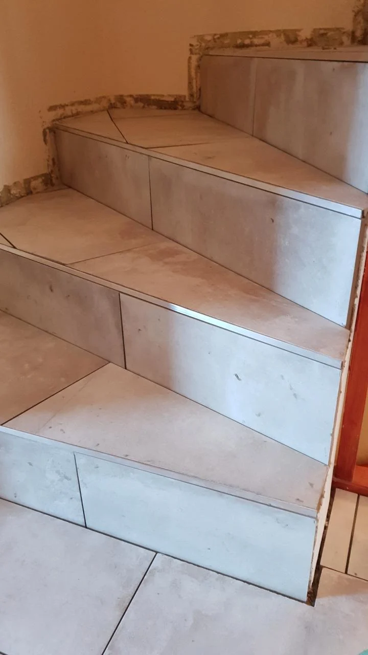 Fliesenverlegung auf einer Innentreppe